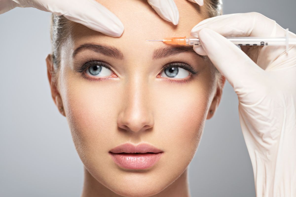 woman getting cosmetic botox injection in forehead